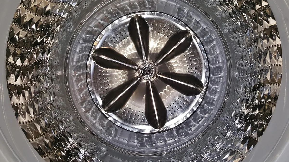 Interior metálico do tambor de uma máquina de lavar