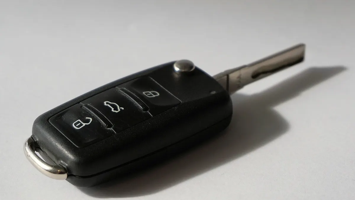 Chave de carro com controle remoto sobre fundo cinza